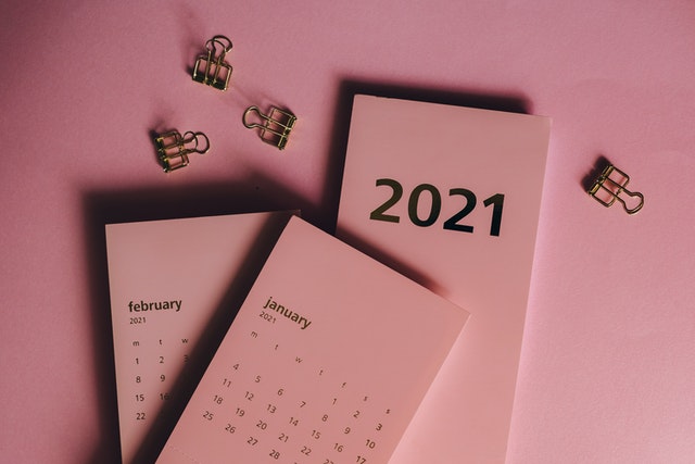 kalender 2021 diletakkan di atas meja